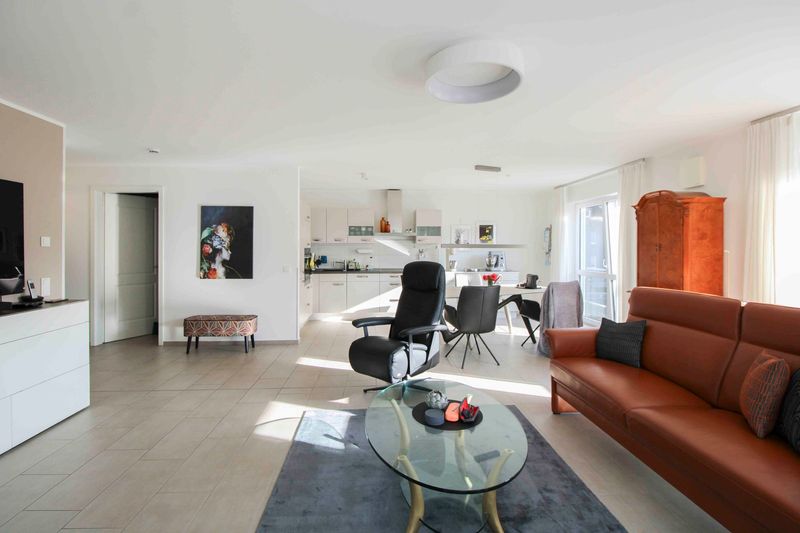 Komfort, jung & modern im Ortskern: 3-Zi.-Wohnung mit Tiefgaragenstellplatz